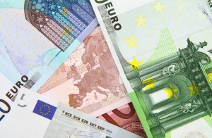 nous pouvons voir des billets en euros de 20 euros, 5 euros et de 10 euros
